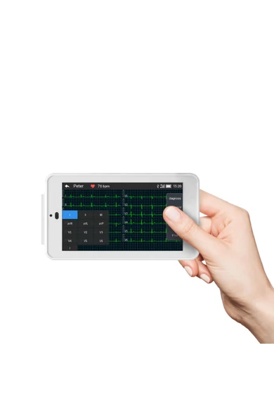 viatom-ecg-500-6-12-elvezeteses-zseb-ekg-keszulek-kezben