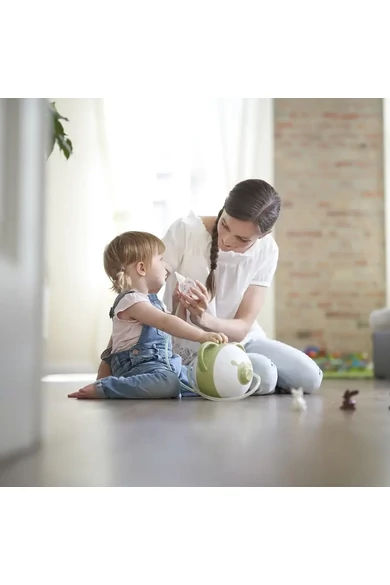 nosiboo-pro-elektromos-orrszivo-anyuka-es-a-kislanya-a-parkettan-ulve-egy-zsalya-szinu-orrszivot-hasznalva