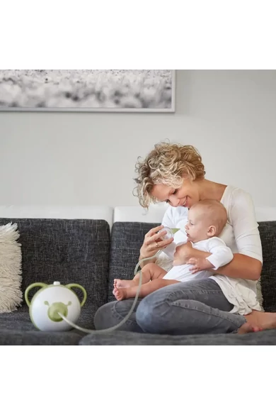 nosiboo-pro-elektromos-orrszivo-anyuka-a-kisbabajaval-a-kanapen-ulve-egy-zsalya-szinu-orrszivot-hasznalva