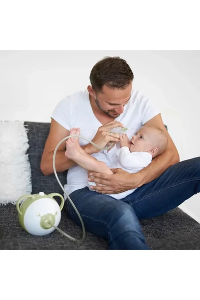 nosiboo-pro-elektromos-orrszivo-apuka-a-kisbabajaval-az-oleben-orrszivo-hasznalat-kozben