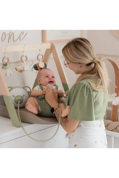 nosiboo-pro-elektromos-orrszivo-anyuka-keszul-kitisztitani-a-kisbaba-orra-egy-zsalya-szinu-orrszivoval